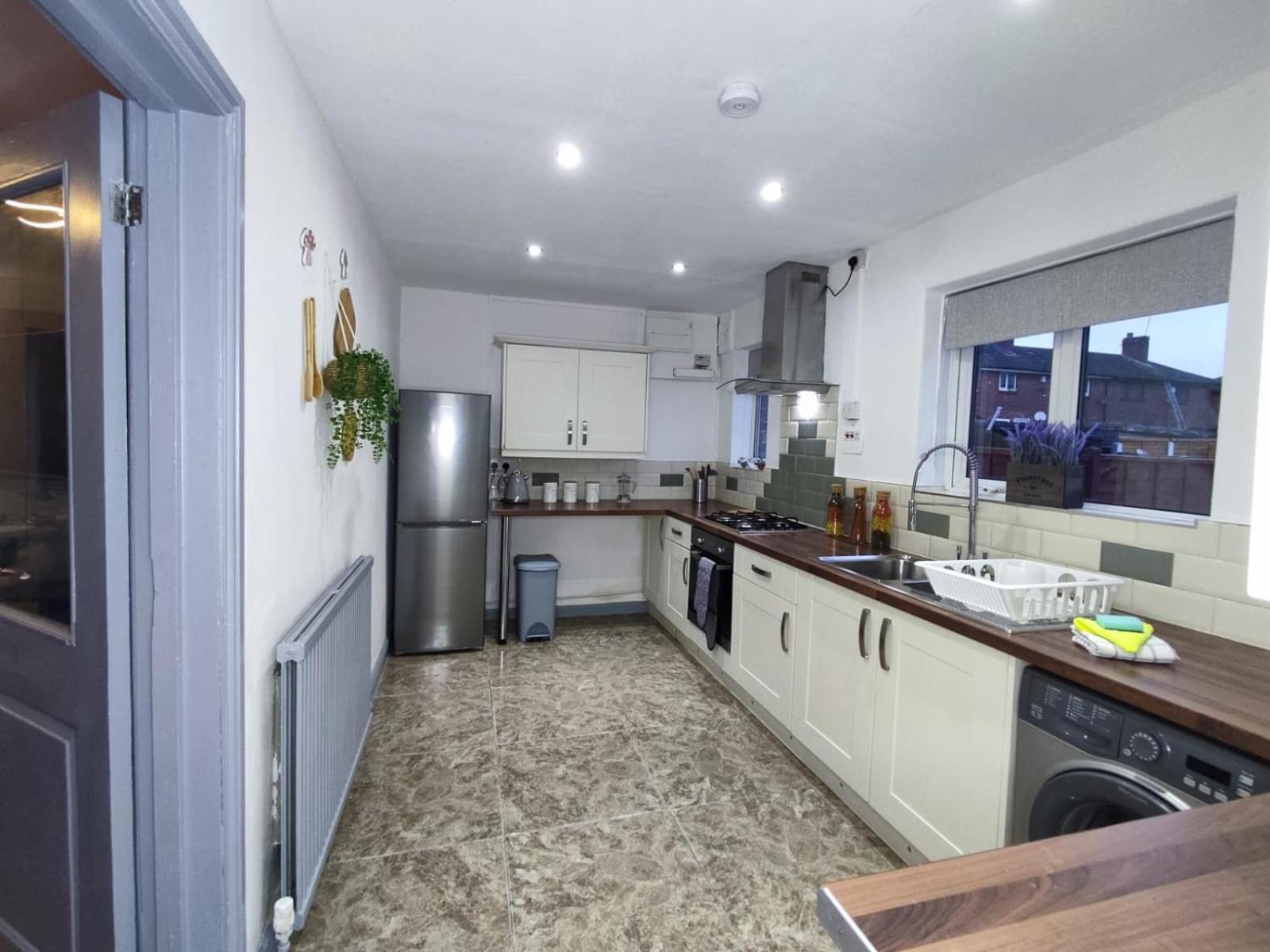 Comfortable 3 Bedrooms Leeds Beach House - Ideal For Family And Contractors - Free Parking For 2 Cars Exterior foto