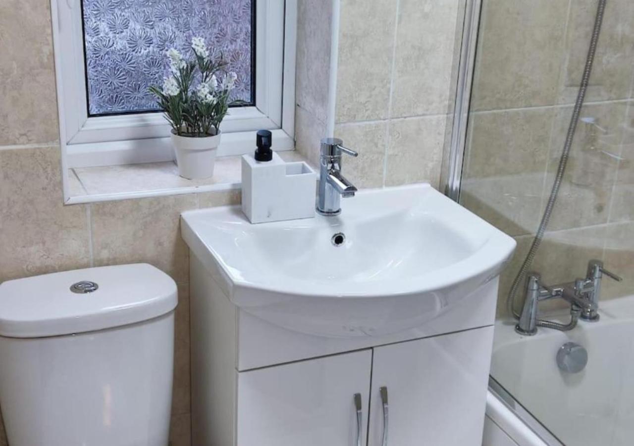 Comfortable 3 Bedrooms Leeds Beach House - Ideal For Family And Contractors - Free Parking For 2 Cars Exterior foto