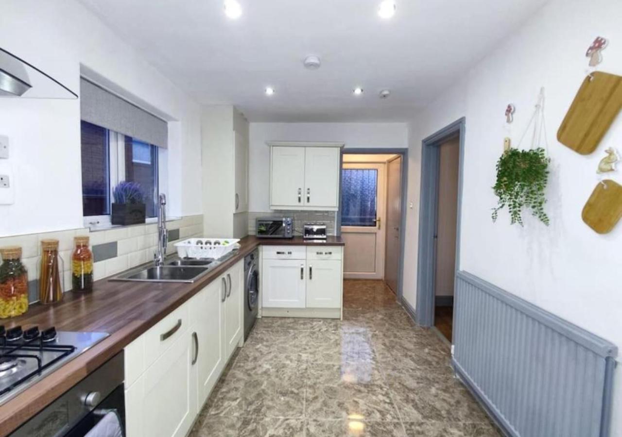 Comfortable 3 Bedrooms Leeds Beach House - Ideal For Family And Contractors - Free Parking For 2 Cars Exterior foto