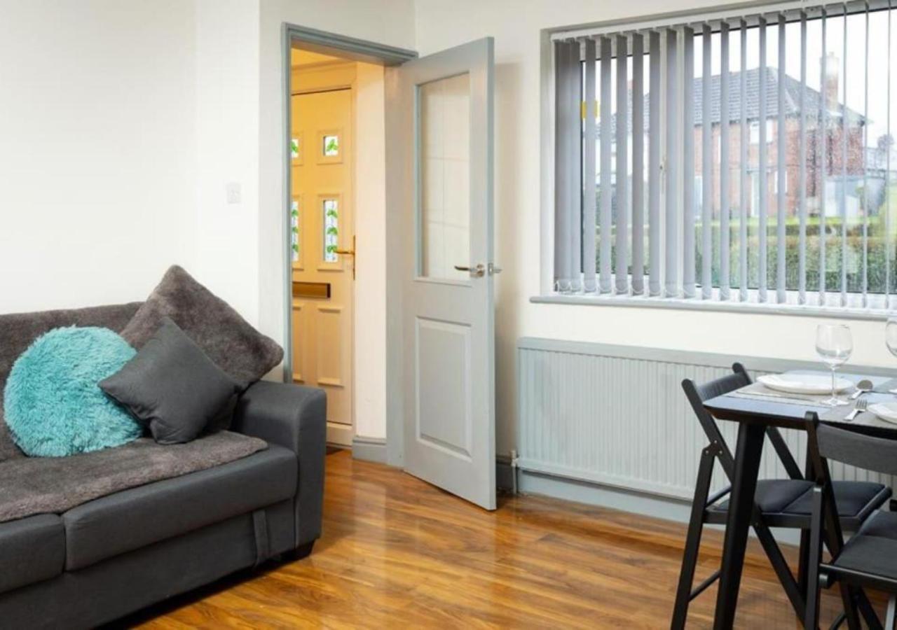 Comfortable 3 Bedrooms Leeds Beach House - Ideal For Family And Contractors - Free Parking For 2 Cars Exterior foto