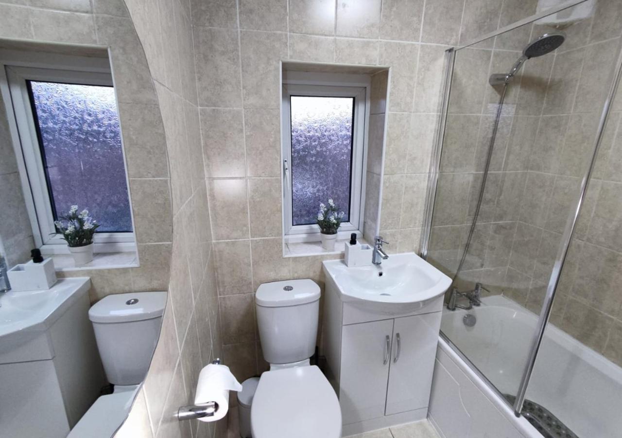 Comfortable 3 Bedrooms Leeds Beach House - Ideal For Family And Contractors - Free Parking For 2 Cars Exterior foto