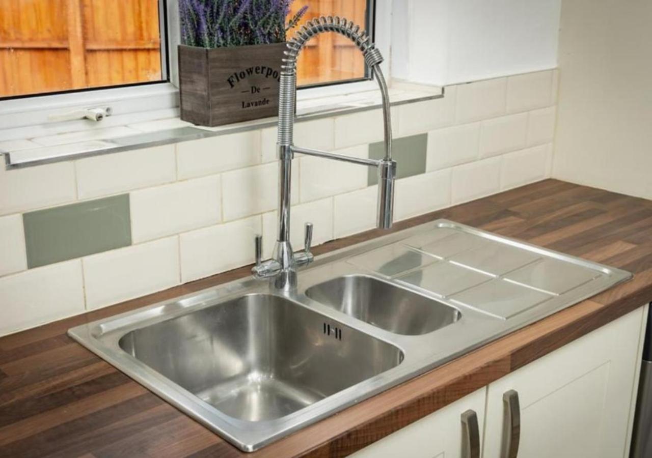 Comfortable 3 Bedrooms Leeds Beach House - Ideal For Family And Contractors - Free Parking For 2 Cars Exterior foto